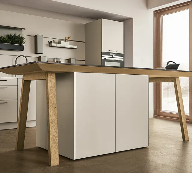 Weiße Minimal-Küche mit grauer Insel.