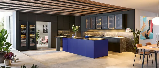 Küche mit blauer Insel und dunklen Schränken